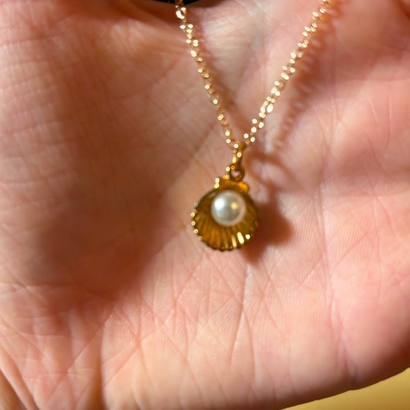Beautiful, upcycled, gold shell and pearl necklace - Picture 2 of 3